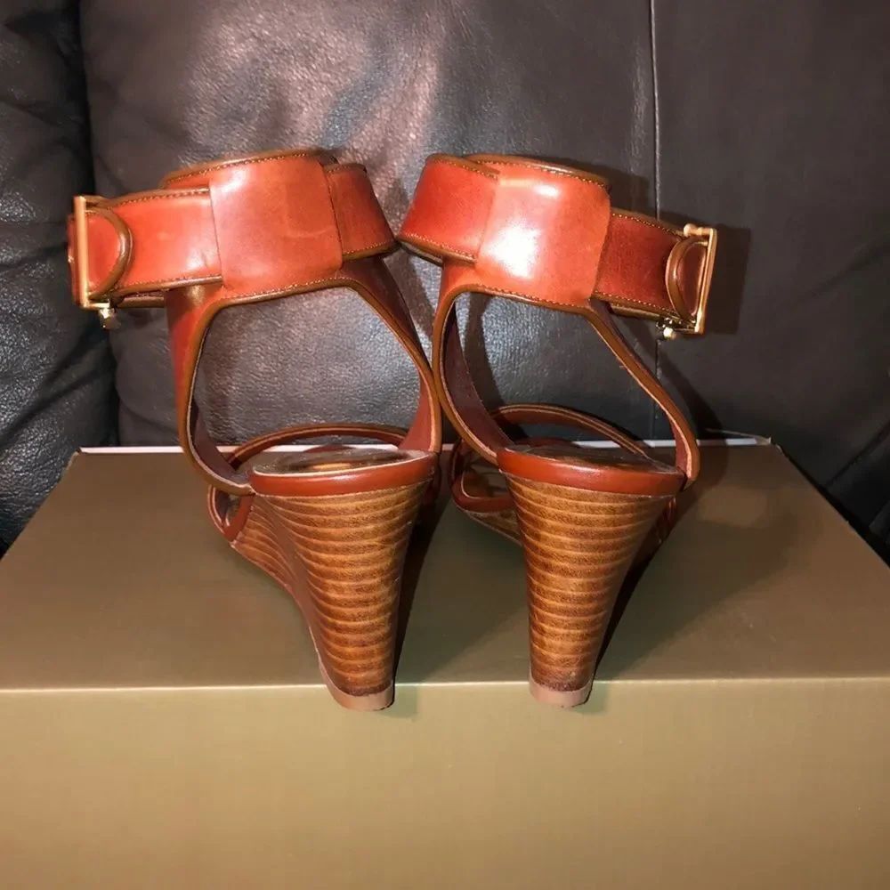 Ted Baker 39 Lernox Camel Brown Trim Stacked Wedge Sandals Gold Tone Hardware - Picture 8 of 16